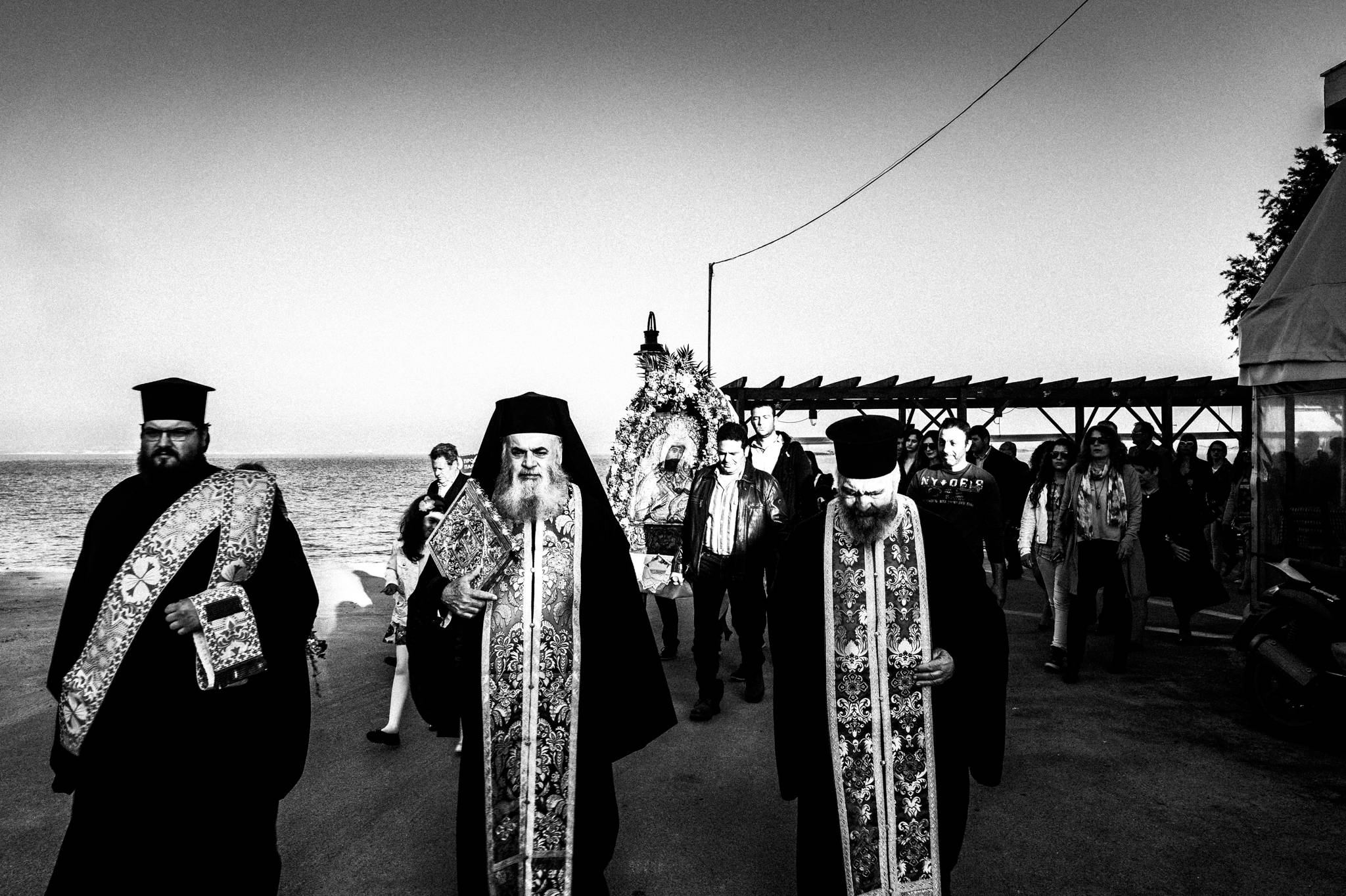 Χίος: Εικαστικό ταξίδι στις πασχαλινές παραδόσεις και τον ρουκετοπόλεμο στον Βροντάδο. Του Γιώργου Τατάκη