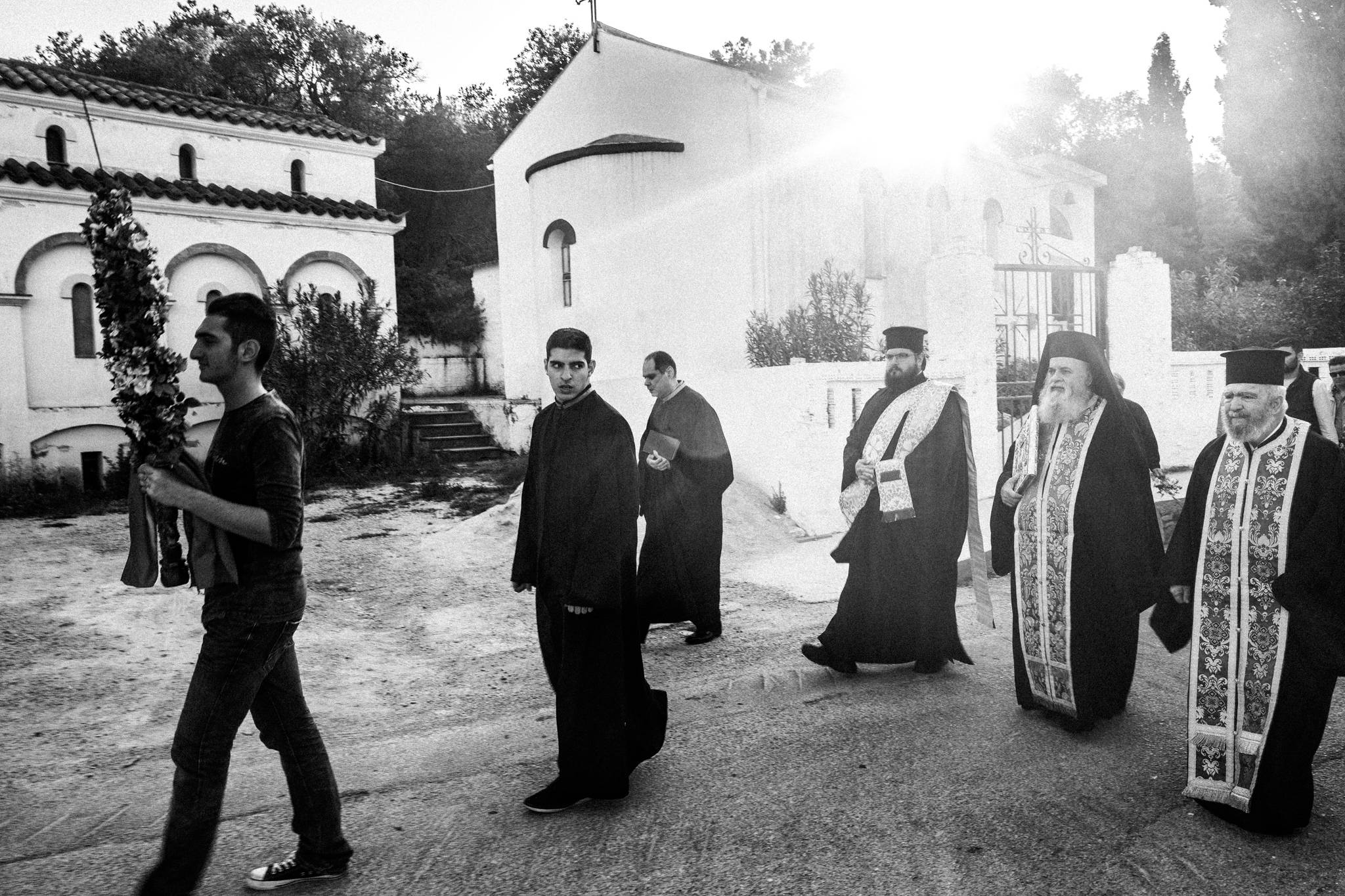 Χίος: Εικαστικό ταξίδι στις πασχαλινές παραδόσεις και τον ρουκετοπόλεμο στον Βροντάδο. Του Γιώργου Τατάκη