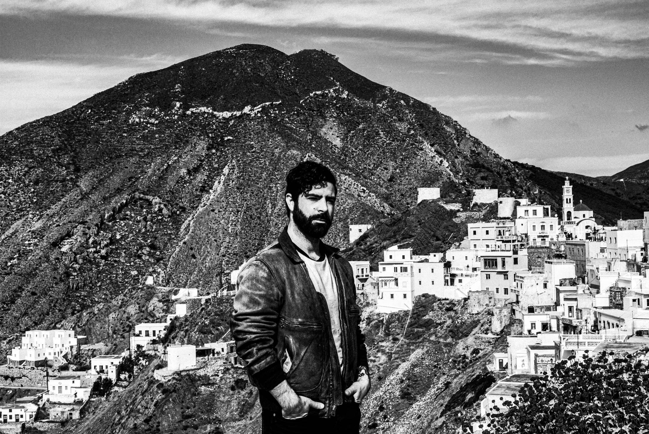 Ένα Μεσημέρι με τον Γιάννη Φιλιππάκη (των Foals), στην Όλυμπο της Καρπάθου. Του Γιώργου Τατάκη