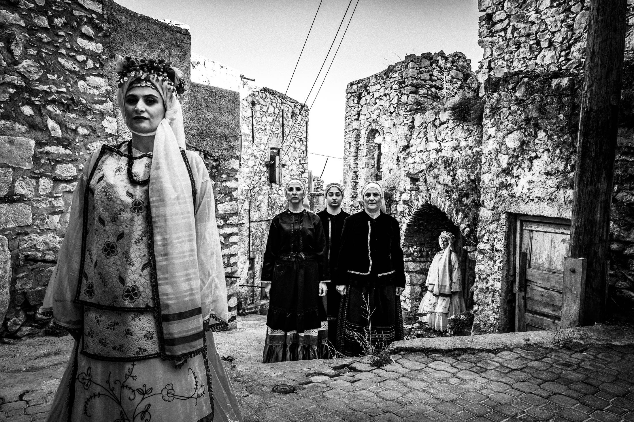 Νήσος Χίος: Εξερευνώντας τη Γοητεία των Ενδυμασιών, του Γιώργου Τατάκη