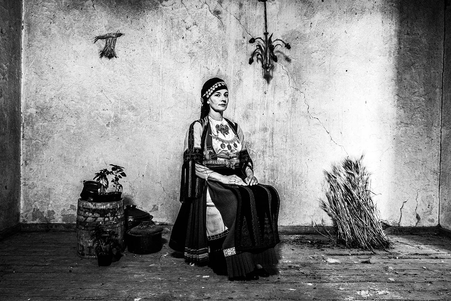 Πορτρέτο γυναίκας που φορά το παραδοσιακό φόρεμα Καραγκούνα των Τρικάλων, Θεσσαλία, Ελλάδα. Ασπρόμαυρη φωτογραφία του Γιώργου Τατάκη