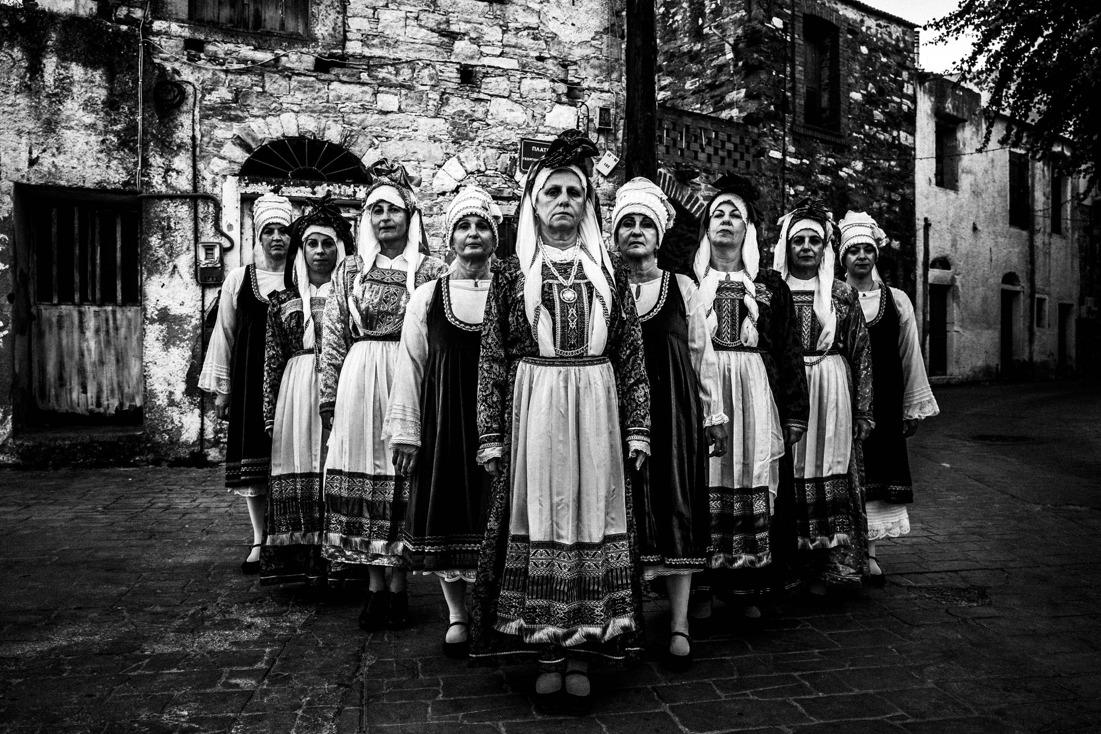 Νήσος Χίος: Εξερευνώντας τη Γοητεία των Ενδυμασιών, του Γιώργου Τατάκη