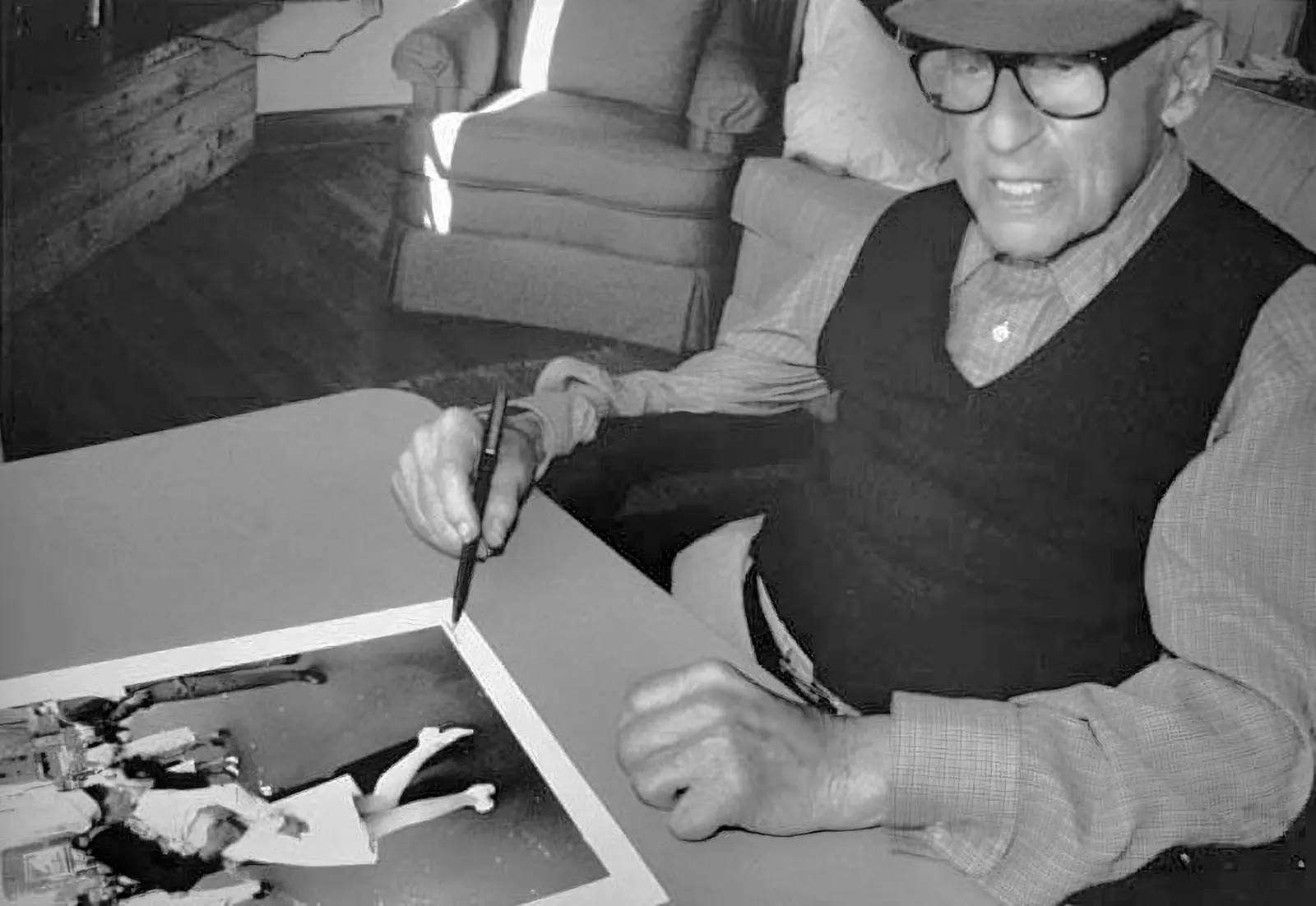Ο Alfred Eisenstaedt υπογράφει ένα αντίγραφο της φωτογραφίας: "VJ Day in Times Square"
