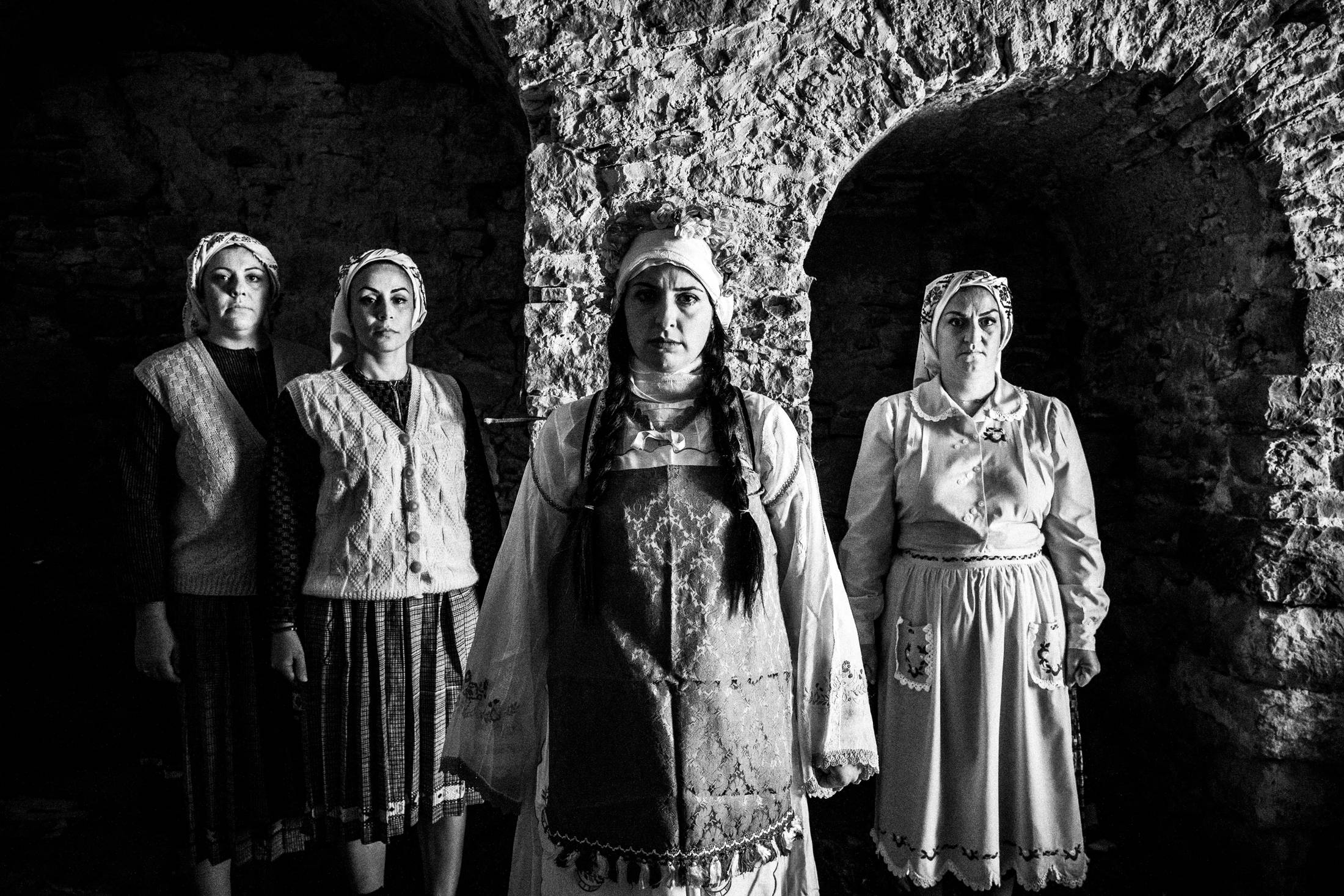 Νήσος Χίος: Εξερευνώντας τη Γοητεία των Ενδυμασιών, του Γιώργου Τατάκη