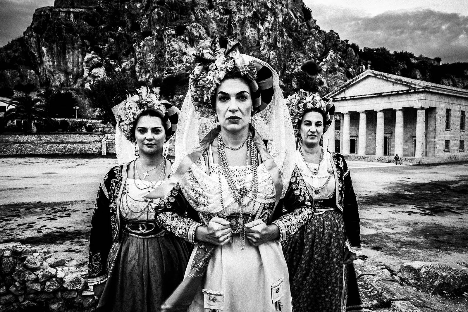 Τοπικές Γυναικείες Φορεσιές στο παλιό Φρούριο, Κέρκυρα, Ελλάδα -- του Γιώργου Τατάκη