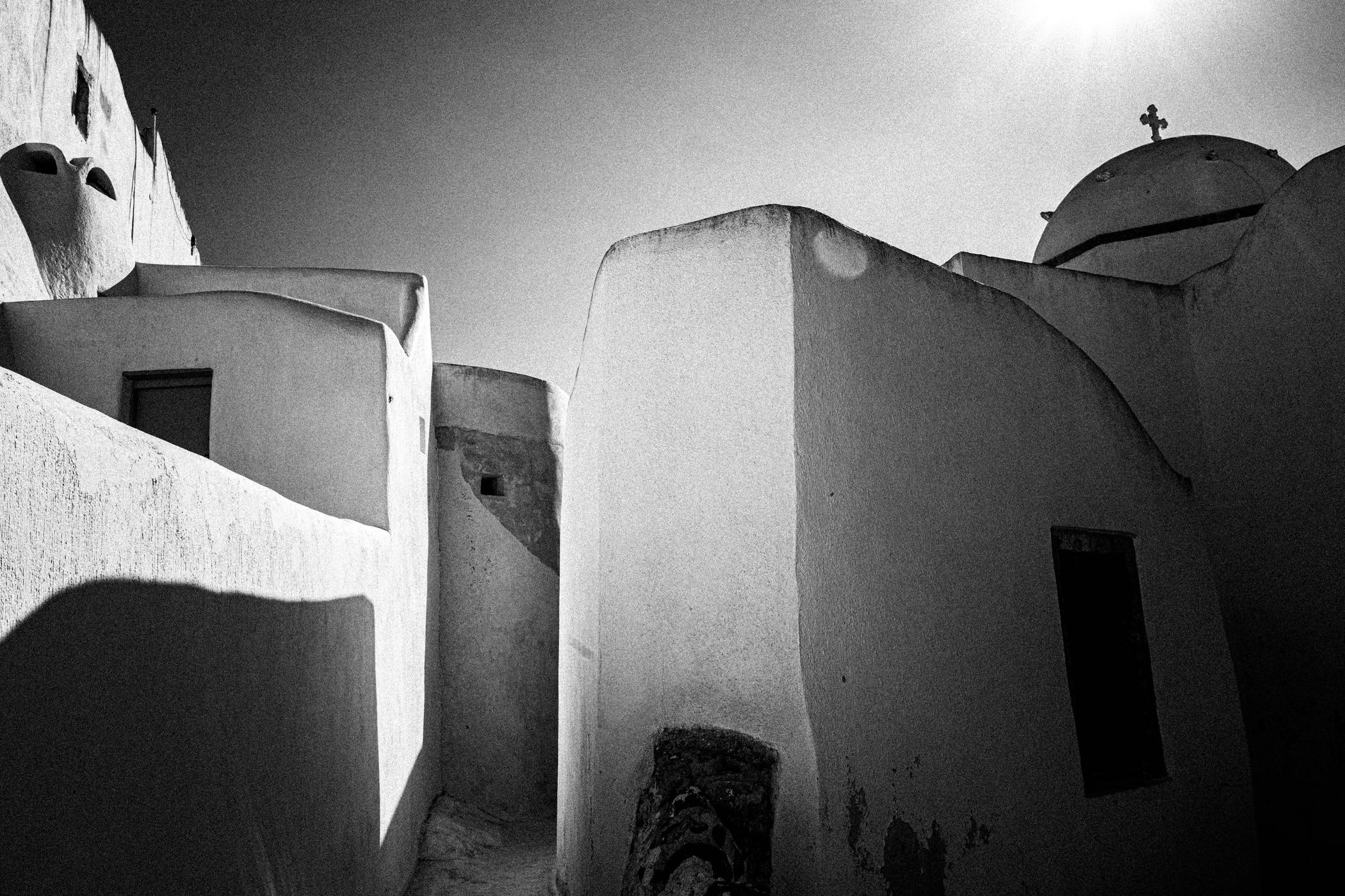 Chorōs on Santorini. Black and white photographic project from Greece, by awarded photographer George Tatakis