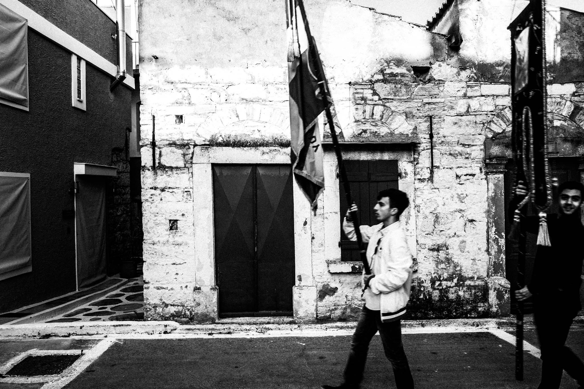 Χίος: Εικαστικό ταξίδι στις πασχαλινές παραδόσεις και τον ρουκετοπόλεμο στον Βροντάδο. Του Γιώργου Τατάκη