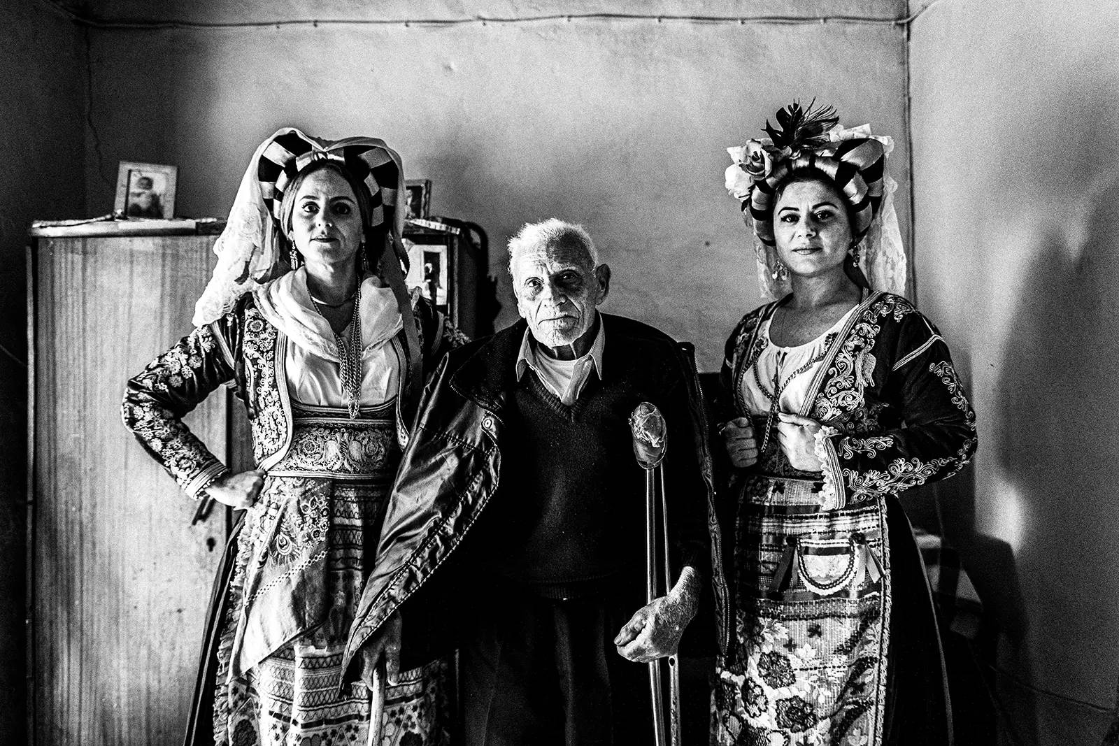 Τοπικές γυναικείες φορεσιές μέσα σε παραδοσιακό σπίτι στους Κορακάδες, Κέρκυρα, Ελλάδα -- του Γιώργου Τατάκη