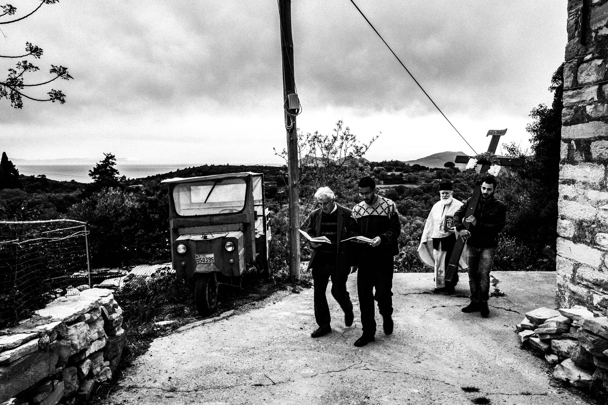Χίος: Εικαστικό ταξίδι στις πασχαλινές παραδόσεις και τον ρουκετοπόλεμο στον Βροντάδο. Του Γιώργου Τατάκη