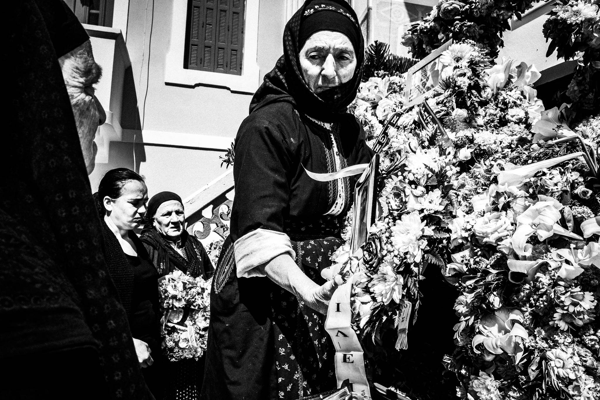 Μια γυναίκα στολίζει τον Επιτάφιο στην Όλυμπο Καρπάθου
