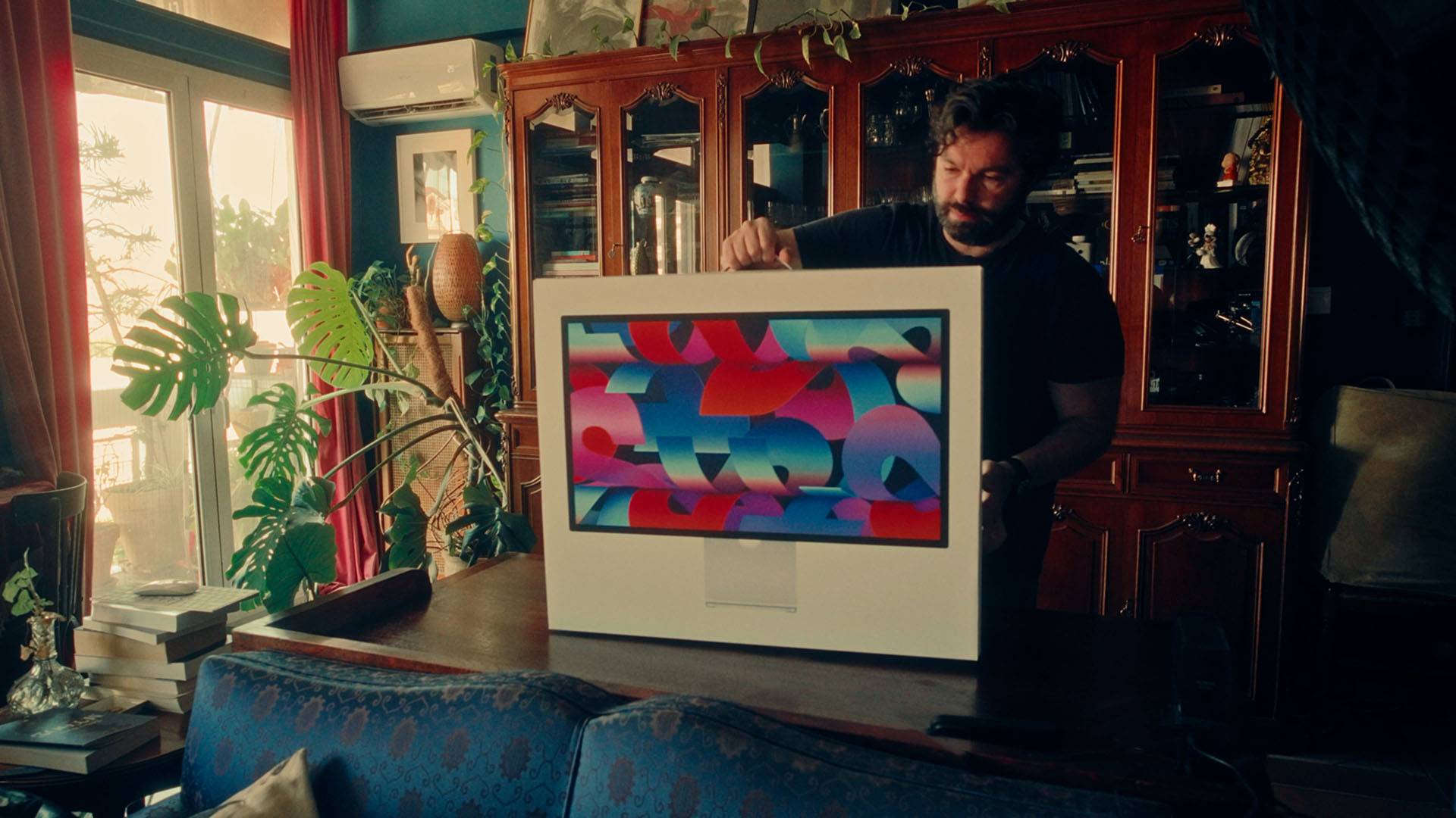 Το κουτί του Apple Studio Display στο γραφείο του Γιώργου Τατάκη
