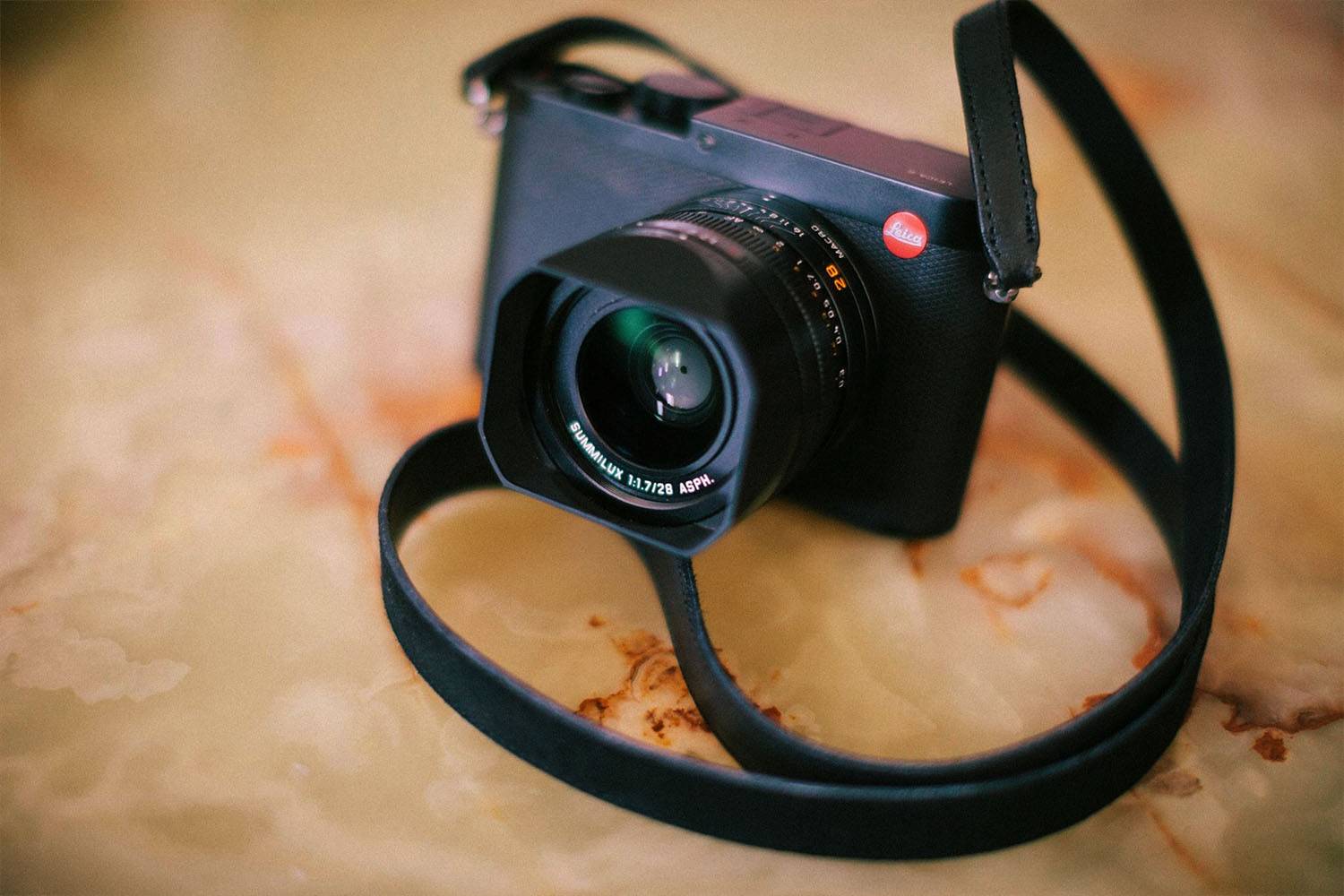 Leica Q δίπλα σε M4 Mac mini, εργαλεία εργασίας ενός φωτογράφου