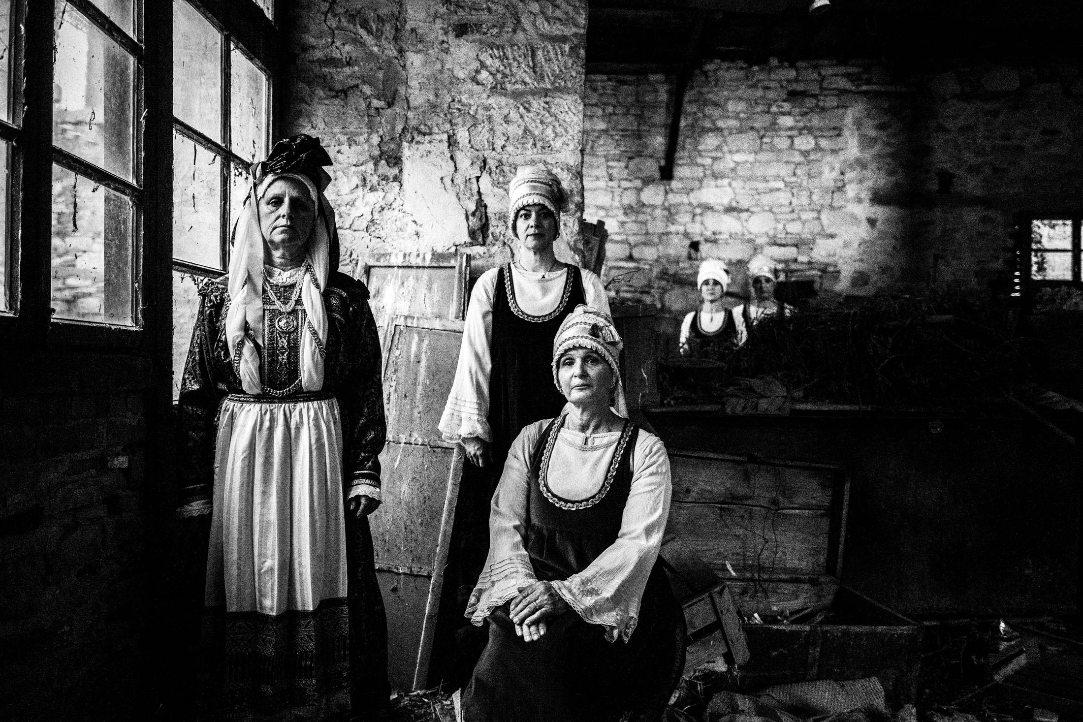 Νήσος Χίος: Εξερευνώντας τη Γοητεία των Ενδυμασιών, του Γιώργου Τατάκη