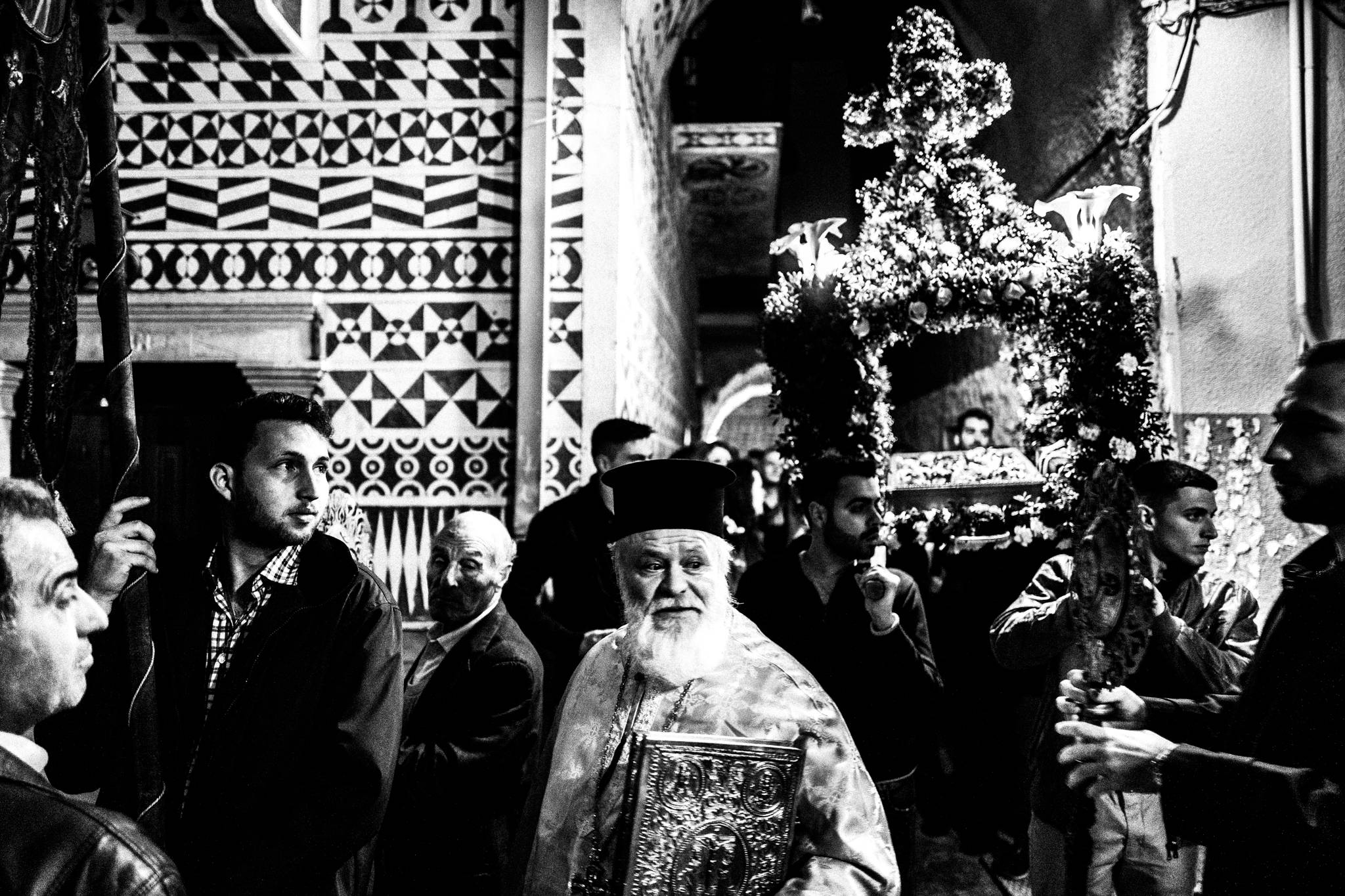 Χίος: Εικαστικό ταξίδι στις πασχαλινές παραδόσεις και τον ρουκετοπόλεμο στον Βροντάδο. Του Γιώργου Τατάκη