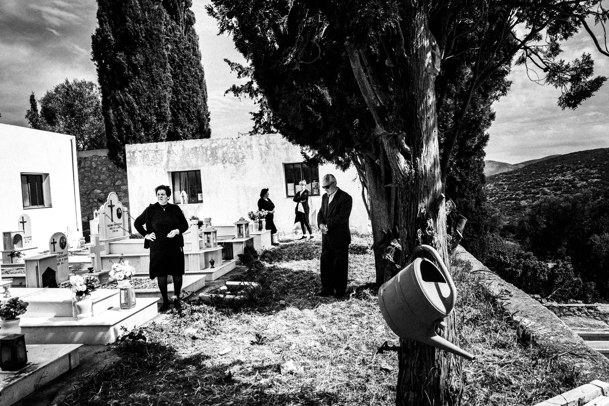 Χίος: Εικαστικό ταξίδι στις πασχαλινές παραδόσεις και τον ρουκετοπόλεμο στον Βροντάδο. Του Γιώργου Τατάκη