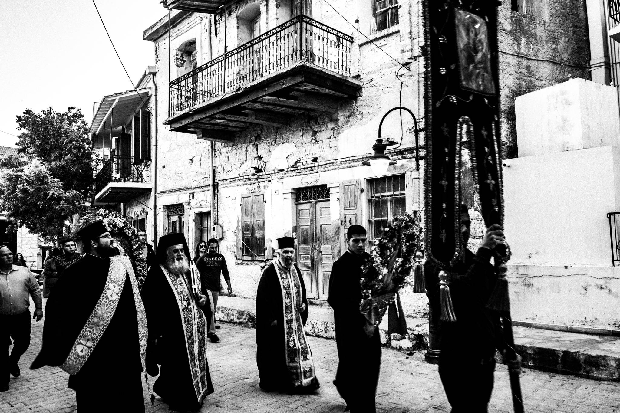 Χίος: Εικαστικό ταξίδι στις πασχαλινές παραδόσεις και τον ρουκετοπόλεμο στον Βροντάδο. Του Γιώργου Τατάκη