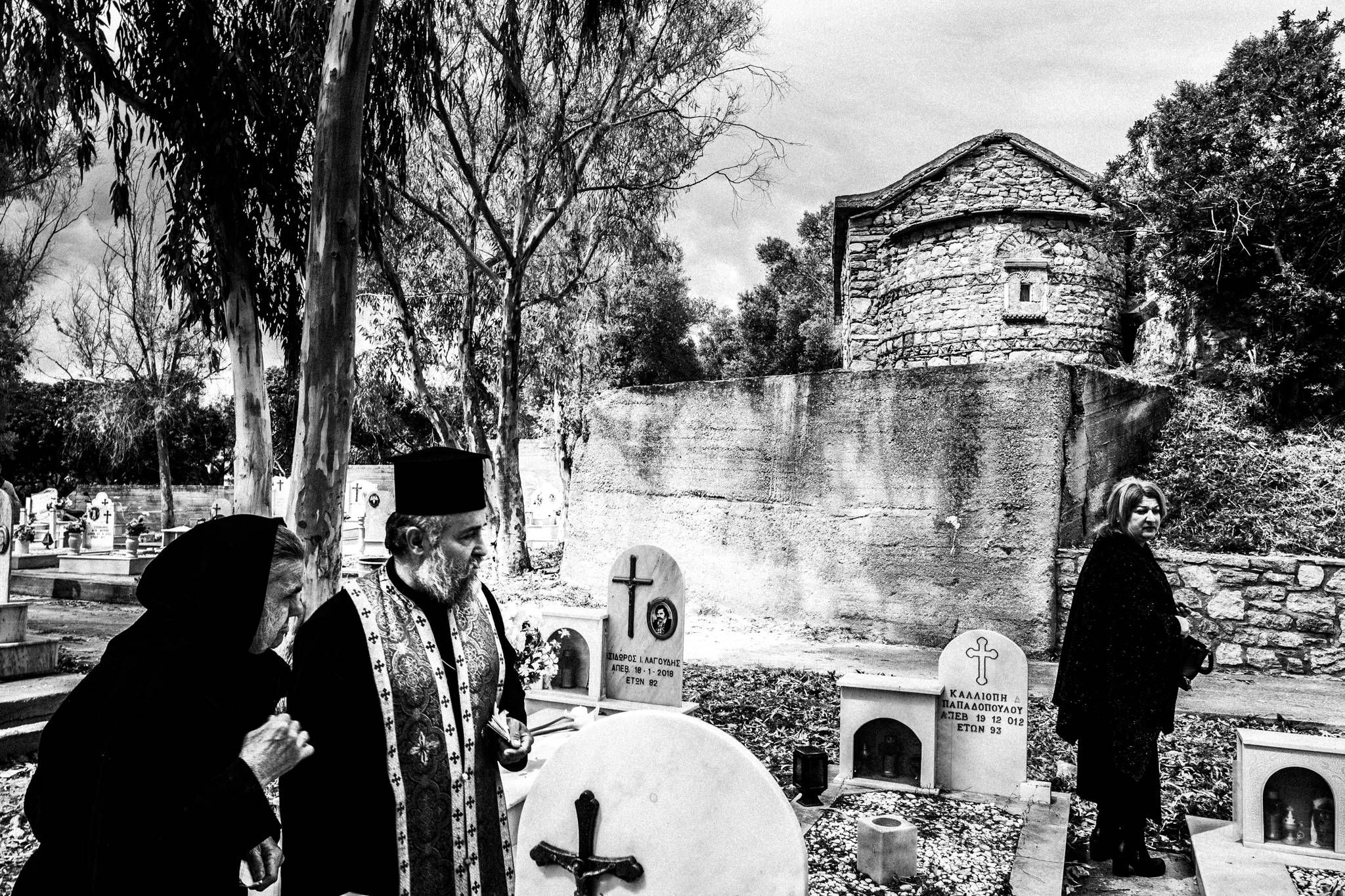 Χίος: Εικαστικό ταξίδι στις πασχαλινές παραδόσεις και τον ρουκετοπόλεμο στον Βροντάδο. Του Γιώργου Τατάκη